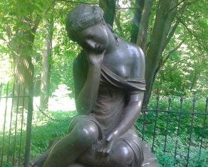 Скульптура девушки &laquo;грустит&raquo; в заброшенном Сухановском парке.jpg